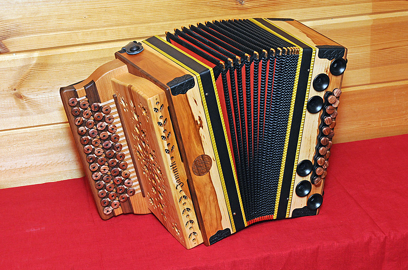 Steirische Harmonika Apfelholz von vorne