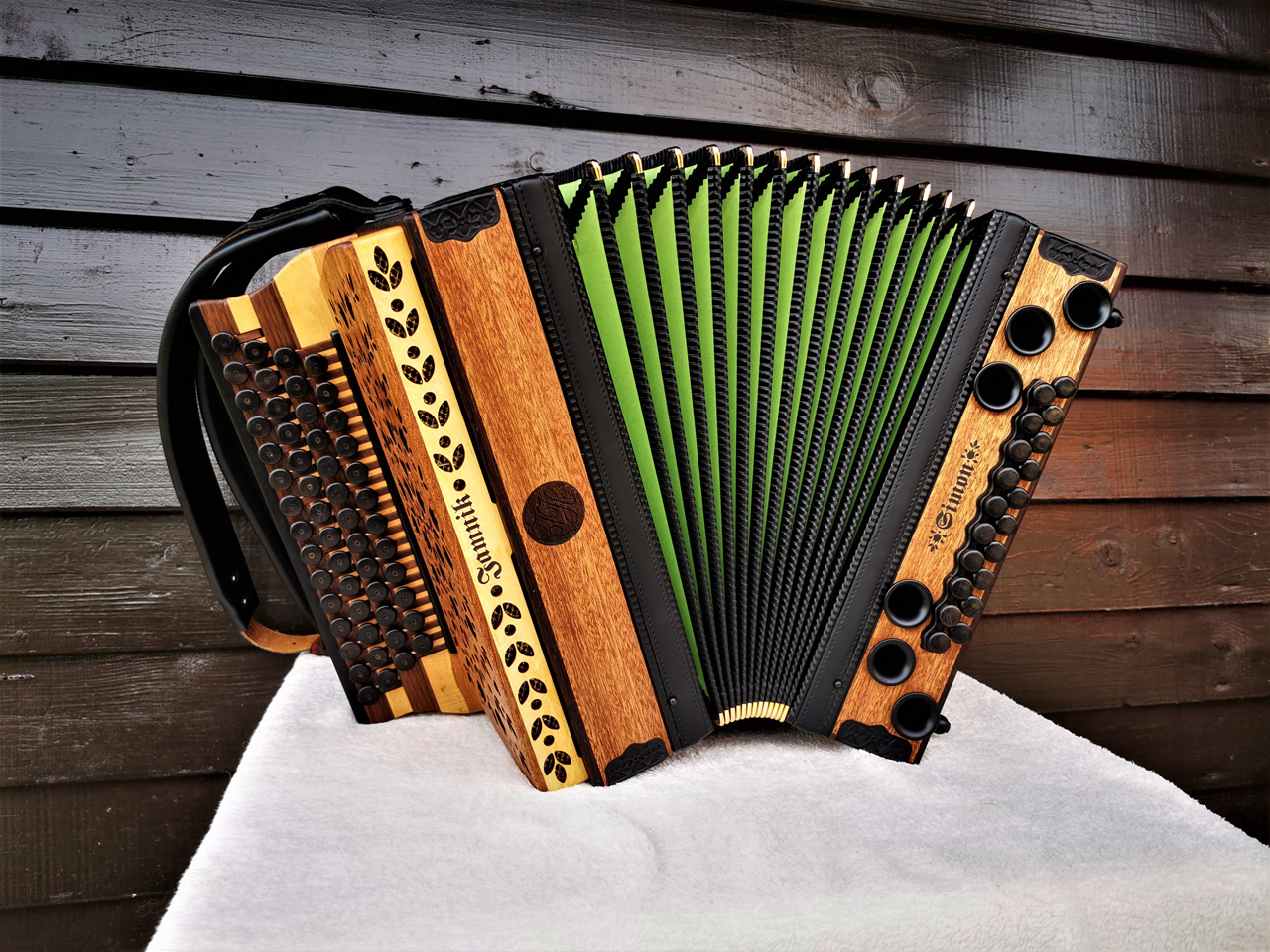 Steirische Harmonika aus Mahagoni-Holz